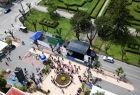 Widok z drona na rynek w Dąbrowie Tarnowskiej i rozstawione namioty Funduszy Europejskich