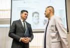 Wicemarszałek Łukasz Smółka stoi i rozmawia z lekarzem.