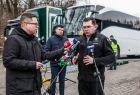 Wojewoda Łukasz Kmita udziela wywiadu mediom.