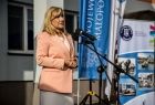 Posłanka stopi przy mikrofonie.