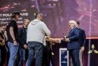Wicemarszałek Józef Gawron wręcza nagrodę laureatom.