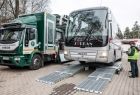 Autobus wjeżdża na stanowisko kontroli.