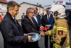 Minister Andrzej Adamczyk wręcza kluczyki do nowego wozu strażackiego.