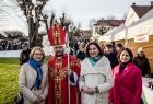 Marta Malec-Lech z zarządu województwa stoi ze świętym Mikołajem i dwiema kobietami. Z tyłu widać namioty.