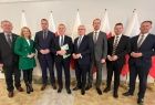 Wspólne zdjęcie przedstawicieli rządu i samorządowców z ministrem Kowalczykiem