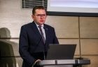 Wojewoda Łukasz Kmita stoi przy mównicy.