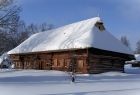 drewniany budynek w zimowej scenerii – brązowe drewniane ściany kontrastują z białym pokrytym śniegiem dachem i całym otoczeniem