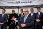 Minister Andrzej Adamczyk stoi przed mikrofonem.