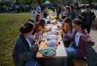 Warsztaty ekologiczne dla dzieci - grupa dziewczynek siedzi przy stole i szyje