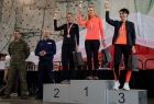 Uczestnicy biegu stoją na podium.