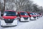 Samochody strażackie stoją na śniegu.