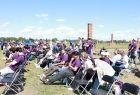 Biorący udział w obchodach młodzi ludzie z wielu krajów świata na tle ruin, historycznych reliktów w byłym obozie Birkenau