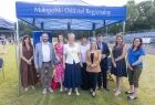 Iwona Gibas pozuje do zdjęcia z grupą uczestników wydarzenia