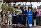 Iwona Gibas wraz z grupą laureatów nagrody im. Henryka Cyganika