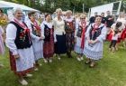 Iwona Gibas z grupą gospodyń z koła gospodyń wiejskich