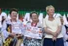 Iwona Gibas z nagrodzonymi gospodyniami