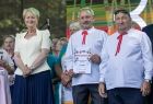 Iwona Gibas na scenie z przedstawicielami Kół Gospodyń Wiejskich