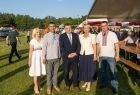 Uczestnicy imprezy pozują do wspólnego zdjęcia
