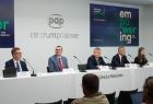 konferencja prasowa; widok na cały stół prezydialny, za którym siedzą uczestnicy konferencji