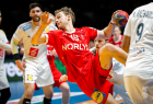 Duńczyk Mathias Gidsel, MVP mistrzostw świata składa się do rzutu