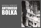 Na archiwalny czarno-białym zdjęciu rzeźbiarz Antoni Bolek podczas pracy