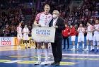 Ariel Pietrasik odbiera od wiceprezesa Bogdana Sojkina nagrodę dla najlepszego gracza meczu Polska - Iran