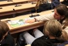 Dzieci zapoznają się z materiałami edukacyjnymi