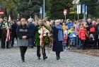 Delegacja składająca kwiaty