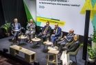 Uczestnicy dyskusji na scenie