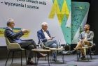 Dyskusja uczestników konferencji na scenie