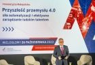 Prowadzący spotkanie na scenie