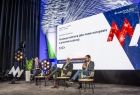 Paneliści na scenie