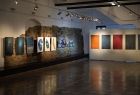 Na kolorowym zdjęciu wnętrze sali wystawienniczej Galerii Sztuki Dwór Karwacjanów w Gorlicach a w niej wystawa malarstwa Artefakty 22