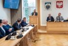 obrady sesji Rady Powiatu Tatrzańskiego - przemawia Marcin Zubek prezes zakopiańskiego Związku Podhalan