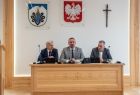 obrady sesji Rady Powiatu Tatrzańskiego - - zbliżenie na prezydium Rady przemawia przewodniczący Edward Tybor
