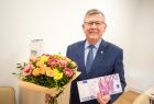 marszałek Małopolski Witold Kozłowski z podziękowaniami dla Oli Król i bukietem kwiatów
