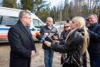 marszałek Witold Kozłowski udziela wywiadu mediom obecnym podczas przekazania czeku ratownikom GOPR