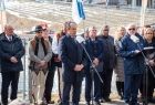 Lokalni samorządowcy, marszałek Witold Kozłowski, wicemarszałkowie województwa małopolskiego, posłowie na sejm RP w trakcie konferencji pod skocznią narciarską. 