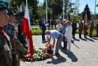 Złożenie kwiatów pod pomnikiem 