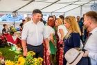Wicemarszałek Łukasz Smółka rozmawia z ludźmi.