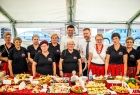 Wicemarszałek Łukasz Smółka stoi pod namiotem z uczestnikami wydarzenia.