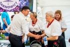 Wicemarszałek Łukasz Smółka wita się z kobietą.