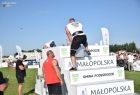 wciąganie po schodach olbrzymich ciężarów