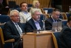 Radni województwa siedzą na miejscach podczas obrad