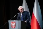 Wicemarszałek Józef Gawron stoi przy szarej mównicy. Wicemarszałek jest w trakcie wystąpienia. 