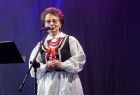 Starosta ziemi gorlickiej Maria Gubała przemawia. Pani Starosta ubrana jest w tradycyjny strój ludowy. 