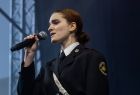 Widok na wokalistkę w trakcie występu. 