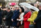 Radna Jadwiga Wójtowicz. Obok kobiety pod parasolami.