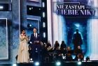Konferansjerzy na scenie. W tle zespół i napis "Nie zastąpi Ciebie nikt".