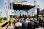 zdjęcie przedstawia gości wydarzenia i scenę